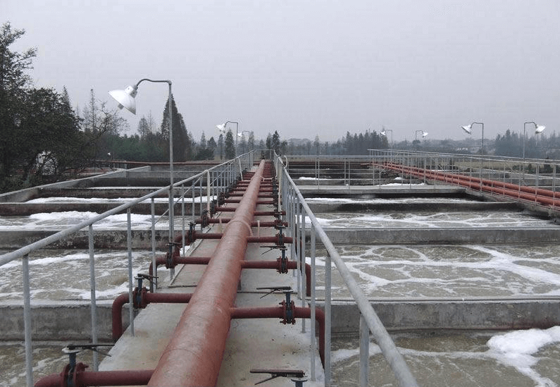 （圖：生活污水泡沫現場）