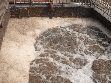 （圖：工業污水泡沫）