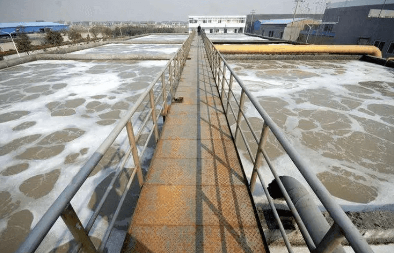 （圖：工業廢水污水泡沫）