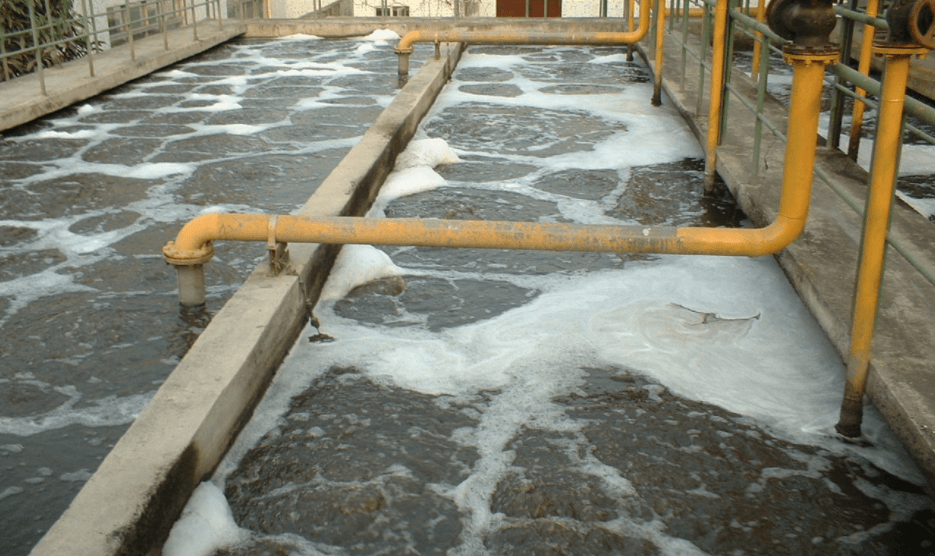 (圖:電鍍廢水污水起泡現(xiàn)場)