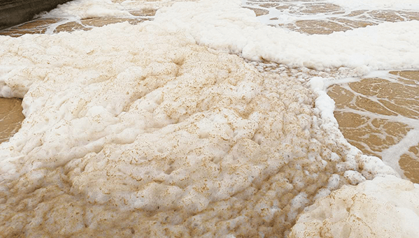 （圖：化工污水處理起泡場景）