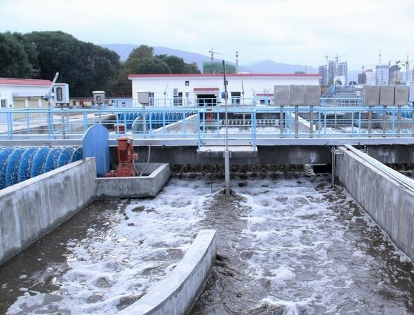 (圖:工業廢水起泡現場)